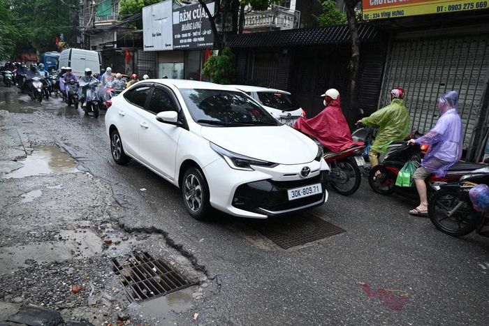 Đường Vĩnh Hưng xuống cấp trầm trọng, thường xuyên ùn tắc giờ cao điểm