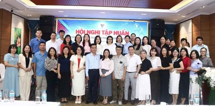 Các học viên tham gia tập huấn chụp ảnh lưu niệm cùng ban tổ chức và lãnh đạo Liên hiệp Hội tỉnh Lào Cai