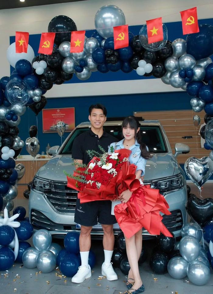 Mới đây, cặp đôi gây chú ý khi cùng xuất hiện trong ngày nhận thêm một chiếc xe 7 chỗ cho gia đình.