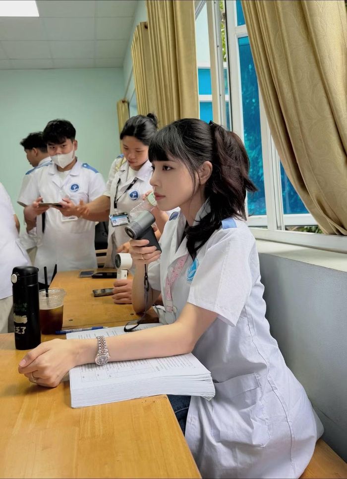 Bích Hạnh tiếp tục việc học ngành y.