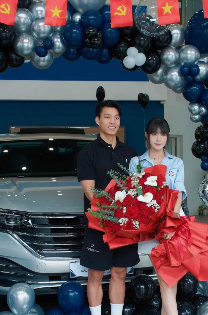 Bích Hạnh cho biết hai vợ chồng lựa chọn xe rộng hơn chủ yếu để phục vụ nhu cầu của cả nhà. Khi có thêm em bé, chiếc xe hiện tại sẽ khá chật do phải lắp thêm ghế an toàn cho trẻ nhỏ; xe 7 chỗ cũng thuận tiện hơn khi về quê hoặc đưa đón mẹ chồng và các con.