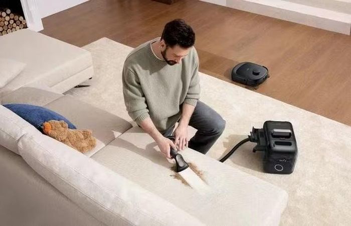 Máy làm sạch cầm tay FlexiOne hỗ trợ vệ sinh sofa, thảm và cầu thang - những khu vực robot thông thường khó tiếp cận.(Ảnh: eufy)