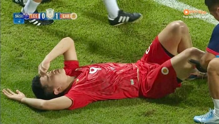 Nguyễn Đình Bắc được chăm sóc y tế bên đường biên ở cuối trận CLB Công an Hà Nội thắng Lion City Sailors 1-0 tại Singapore ngày 8/10.