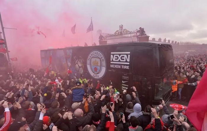 Xe buýt chở cầu thủ Man City bị CĐV quá khích Liverpool tấn công khi đến Anfield dự trận tứ kết Champions League ngày 4/4/2018. Ảnh: EPA.