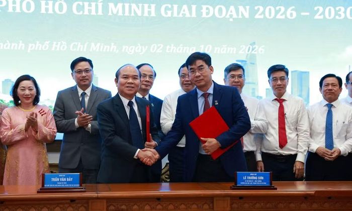 Phó Chủ tịch UBND TPHCM Trần Văn Bảy cùng Hiệu trưởng Trường Đại học Luật TPHCM Lê Trường Sơn ký kết kế hoạch phối hợp. Ảnh: ULAW.