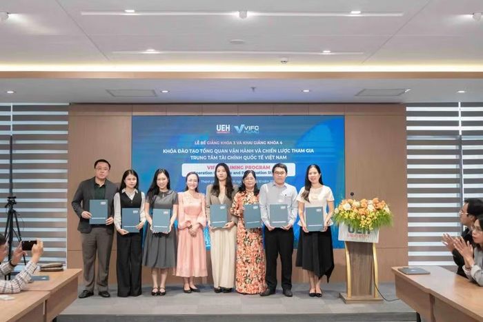 Học viên nhận chứng chỉ hoàn thành chương trình "Tổng quan vận hành và chiến lược tham gia Trung tâm Tài chính Quốc tế Việt Nam", khóa 3. Ảnh: UEH.