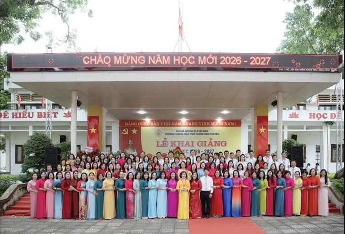 Tập thể cán bộ quản lý, giáo viên Trường THPT Hàn Thuyên năm học 2026 - 2027.