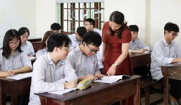 Cô trò Trường THPT Hàn Thuyên.