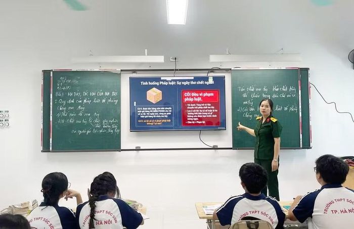 Học sinh Trường THPT Sóc Sơn trong giờ học lý thuyết trên lớp môn Giáo dục Quốc phòng và An ninh. Ảnh: Đình Tuệ.