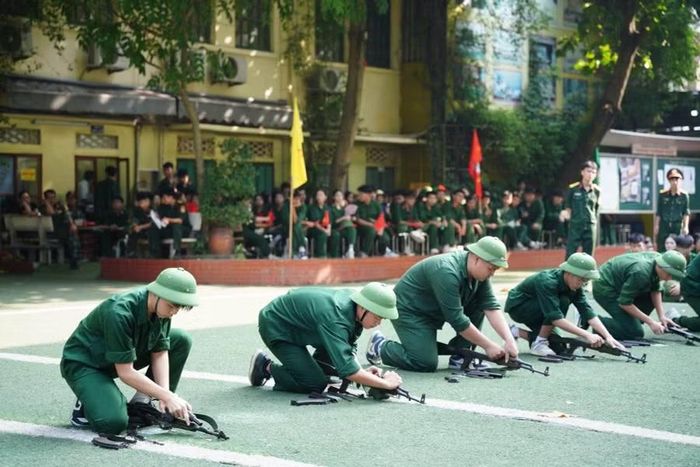 Học sinh Trường THPT Huỳnh Thúc Kháng (Hà Nội) tham gia Hội thao Giáo dục Quốc phòng và An ninh năm học 2026-2027. Ảnh: Đình Tuệ.