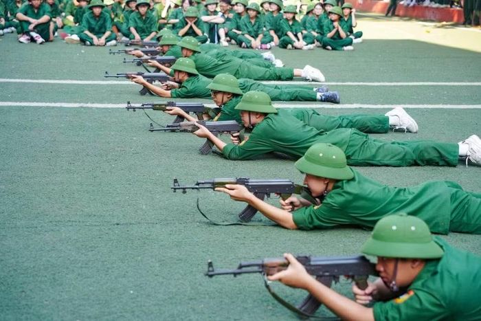 Học sinh tại Hà Nội trong giờ thực hành môn Giáo dục Quốc phòng và An ninh. Ảnh: Đình Tuệ.