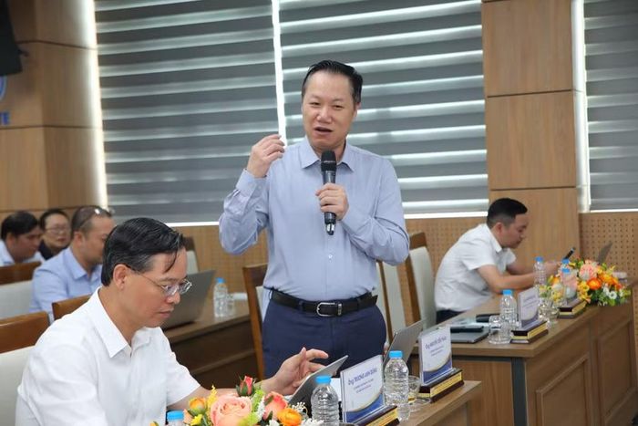 Ông Nguyễn Tiến Thảo, Vụ trưởng Vụ Giáo dục đại học trao đổi với các đại biểu về thực tiễn thi hành pháp luật trong giáo dục đại học. Ảnh: Mạnh Tùng.