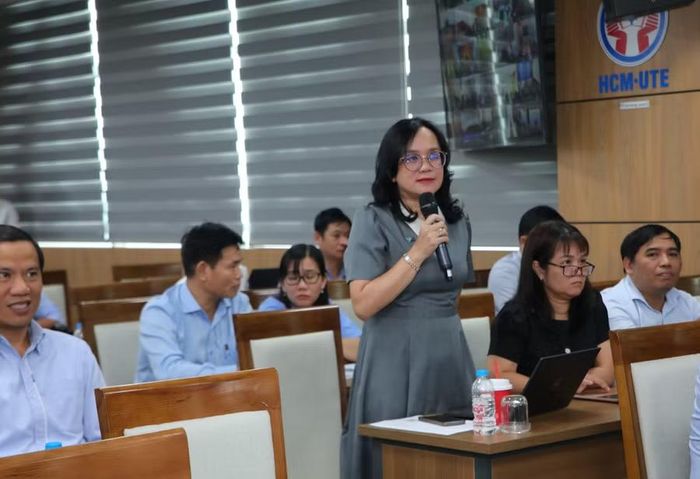 PGS.TS. Thái Thị Tuyết Dung, Trưởng ban Ban Pháp chế, Đại học Quốc gia TPHCM trao đổi tại hội nghị. Ảnh: Mạnh Tùng.
