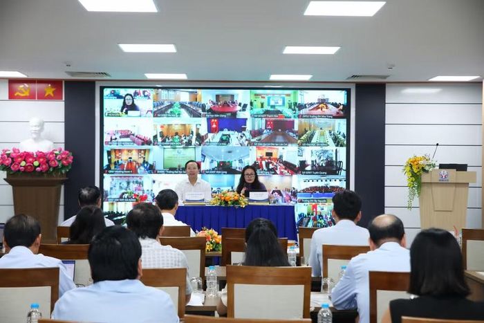 Thứ trưởng Đoàn Trung Kiên và Vụ trưởng Vụ Pháp chế Mai Thị Anh trao đổi với các đại biểu trong phần thảo luận tại hội nghị. Ảnh: Mạnh Tùng.