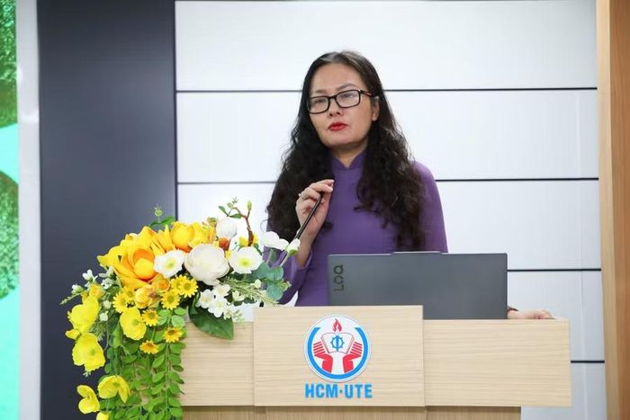 Bà Mai Thị Anh, Vụ trưởng Vụ Pháp chế (Bộ GD&ĐT) báo cáo tổng kết công tác pháp chế. Ảnh: Mạnh Tùng.