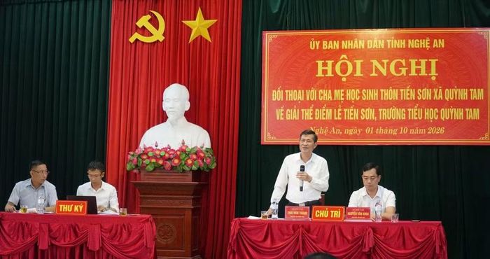 Ông Thái Văn Thành - Phó Chủ tịch UBND tỉnh Nghệ An chủ trì buổi đối thoại giữa UBND tỉnh Nghệ An và bà con thôn Tiến Sơn. Ảnh: Hồ Lài