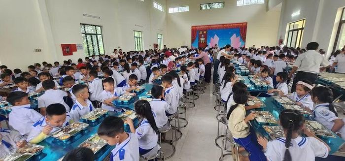 Bữa ăn bán trú của học sinh tại phân hiệu Trường Tiểu học Quỳnh Tam.