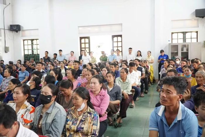Phụ huynh và người dân thôn Tiến Sơn, xã Quỳnh Tam tham gia buổi đối thoại với UBND tỉnh Nghệ An về giải thể điểm trường lẻ Tiến Sơn. Ảnh: Hồ Lài