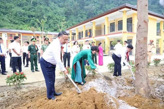Ông Phan Huy Ngọc trồng cây lưu niệm tại Trường PTDTNT TH&THCS Minh Tân