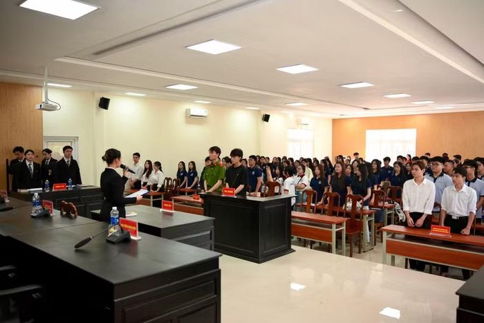 Một phiên tòa giả định cho sinh viên thực hành tại Phòng Thực hành Luật của Trường ĐH Luật Huế.