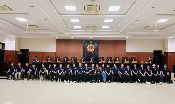 "Sinh viên 5 tốt" Trường ĐH Luật Huế học tập, tham quan trụ sở làm việc Toà án nhân dân cấp cao tại TP Đà Nẵng.