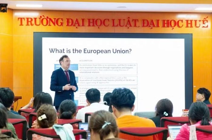 Chương trình đào tạo luật song ngữ Việt - Anh tại Trường ĐH Luật Huế mở ra với nhiều cơ hội việc làm cho sinh viên.