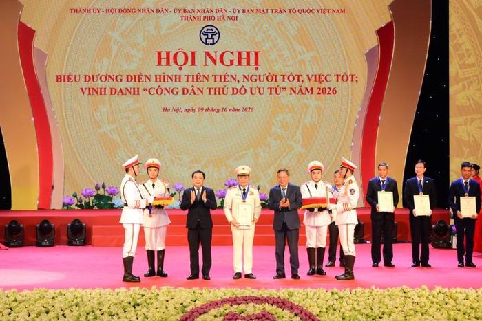 Lãnh đạo TP Hà Nội trao danh hiệu cho Trung tướng Nguyễn Thanh Tùng.