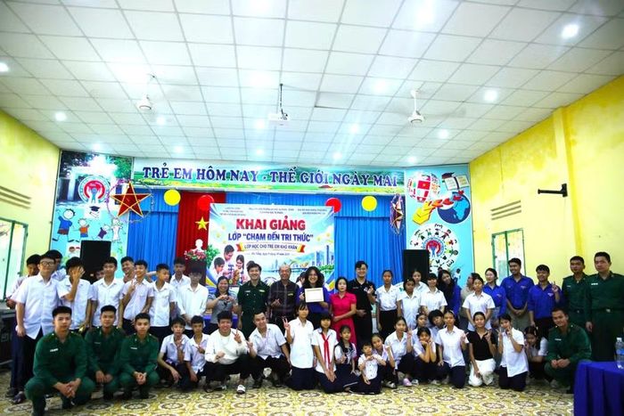 Khai giảng lớp học "Chạm đến tri thức".