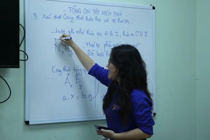 Lực lượng nòng cốt đứng lớp chính là sinh viên đến từ các chuyên ngành của Trường Đại học Sư phạm - Đại học Đà Nẵng.