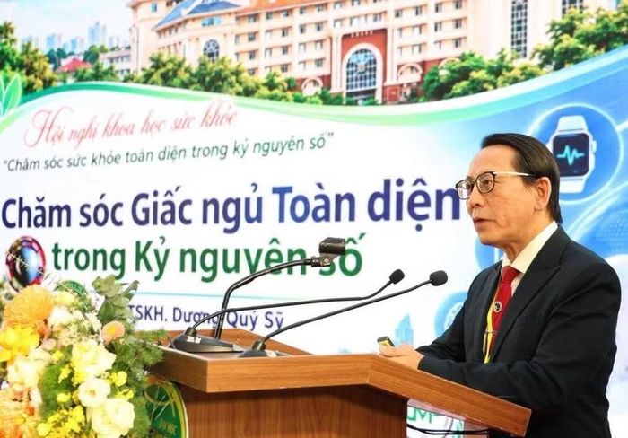 GS.TS.BS Dương Quý Sỹ chia sẻ tại hội nghị.