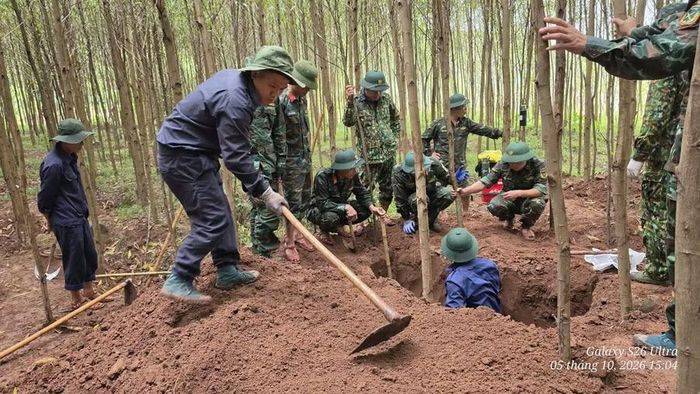 Lực lượng quân đội tìm kiếm hài cốt liệt sĩ ở xã Dân Hoá.