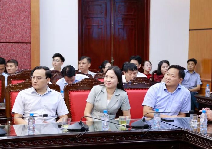 Bà Hà Thị Thu Phương, Phó Giám đốc Sở GD&ĐT tỉnh Hưng Yên (giữa) cùng các đại biểu dự hội nghị.