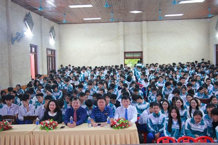 Hoạt động giáo dục pháp luật và tư vấn tuyển sinh ở Trường THPT Đông Hà.