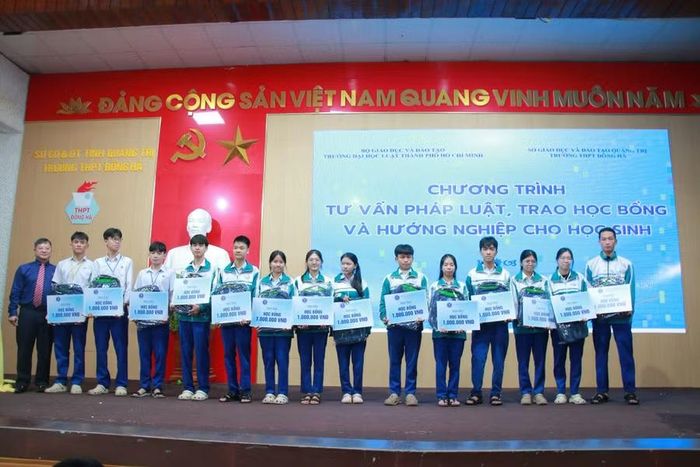 Tặng quà cho học sinh Trường THPT Đông Hà.