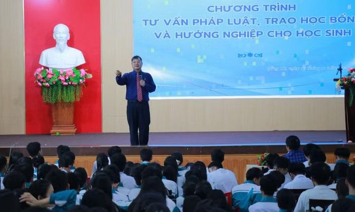 Cán bộ Trường ĐH Luật TP Hồ Chí Minh trao đổi với học sinh.