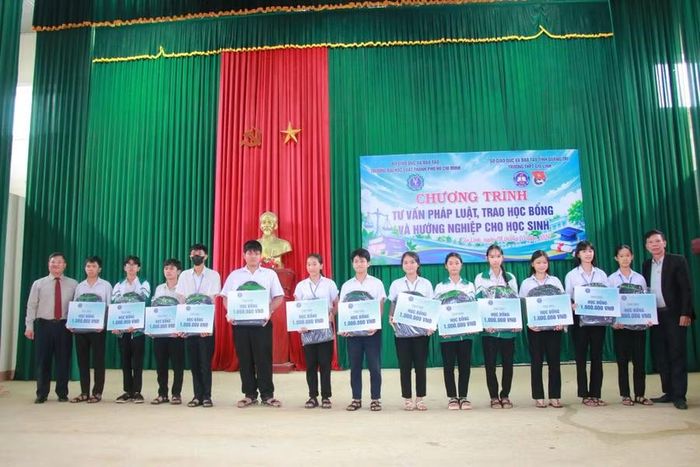 Lãnh đạo Trường THPT Gio Linh và Trường ĐH Luật TP Hồ Chí Minh tặng quà đến học sinh.