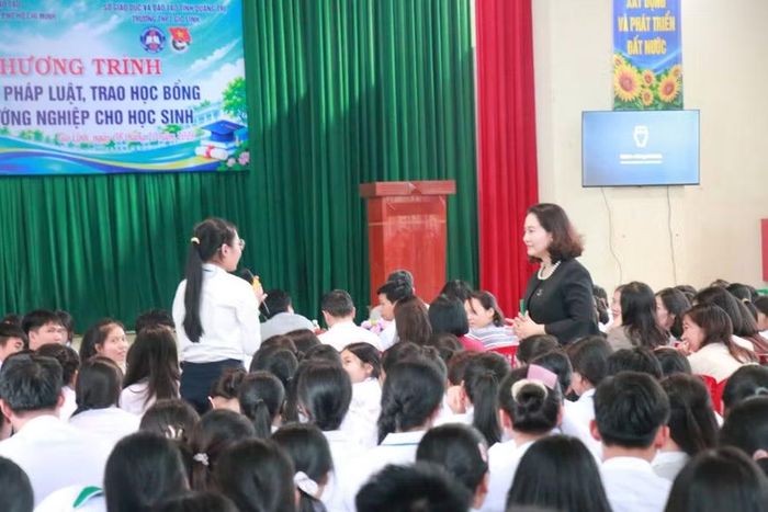 Các trường THPT ở Quảng Trị phối hợp Trường Đại học Luật TP Hồ Chí Minh tuyên truyền pháp luật và tư vấn tuyển sinh.