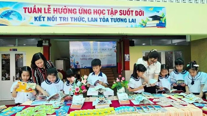 Học sinh Trường Tiểu học Nguyễn Thị Minh Khai trong hoạt động đọc sách.