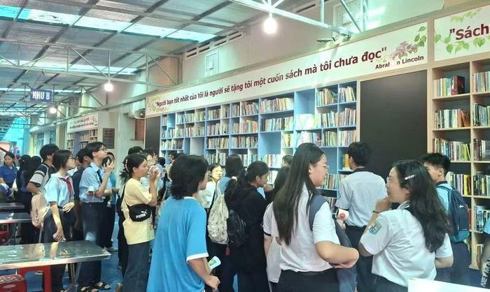 Thư viện mở tại Trường THPT Phú Nhuận luôn thu hút đông đảo học sinh.
