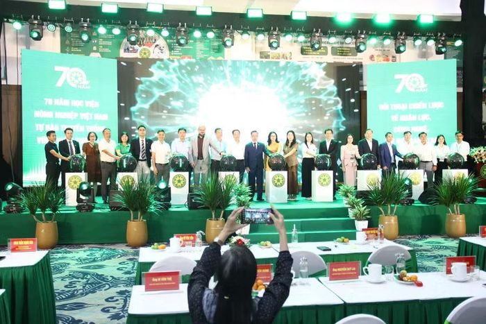 Nghi thức cam kết đồng hành: Chung Hệ sinh thái - Chung một mục tiêu - Cùng kiến tạo tương lai.