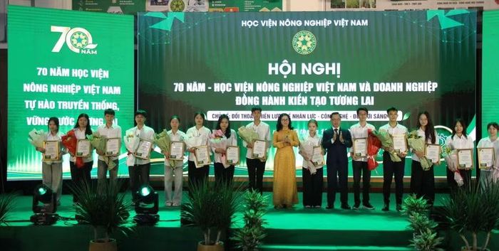 Lãnh đạo Học viện Nông nghiệp Việt Nam trao học bổng cho các sinh viên.