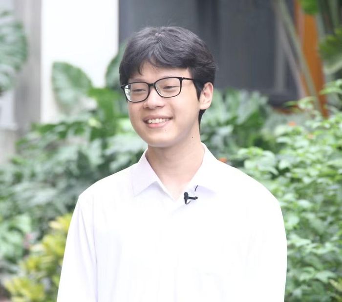 Tân sinh viên Trần Đức Công được nhận học bổng tài năng.
