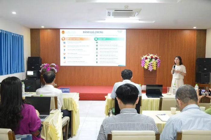 Đại diện nhóm xây dựng Báo cáo quốc gia trao đổi tại hội thảo.