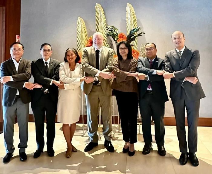 Đại sứ các nước ASEAN ăn trưa làm việc với Phó Quốc vụ khanh Bộ Ngoại giao Hungary Iván Medveczky. (Nguồn: Đại sứ quán Việt Nam tại Hungary)