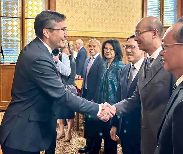 Đại sứ các nước ASEAN làm việc với ông Márton Hajdu, Chủ nhiệm Ủy ban Đối ngoại Quốc hội Hungary. (Nguồn: Đại sứ quán Việt Nam tại Hungary)