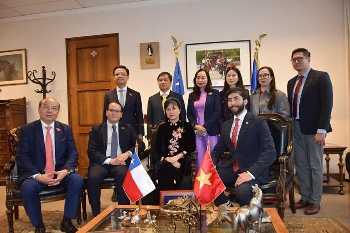 Đoàn công tác và Phó Chủ tịch Hạ viện Chile chụp ảnh chung. (Nguồn: Đại sứ quán Việt Nam tại Chile)