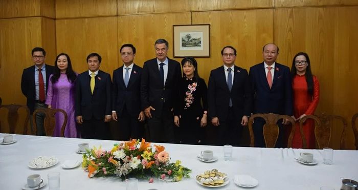 Đoàn công tác của Việt Nam làm việc với Chủ tịch Ủy ban Đối ngoại Thượng viện Chile. (Nguồn: Đại sứ quán Việt Nam tại Chile)