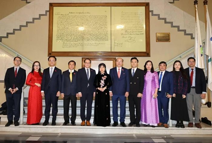 Đoàn làm việc với Đại sứ quán Việt Nam tại Chile. (Nguồn: Đại sứ quán Việt Nam tại Chile)