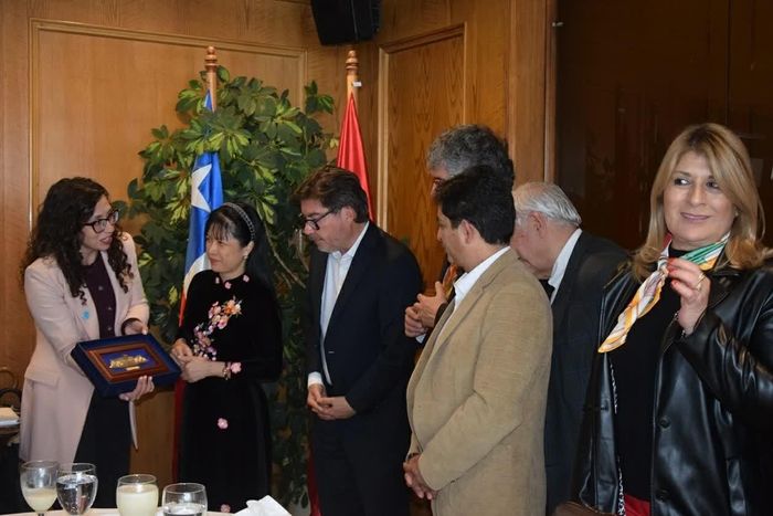 Đoàn gặp các thành viên Nhóm Nghị sĩ hữu nghị Chile - Việt Nam. (Nguồn: Đại sứ quán Việt Nam tại Chile)