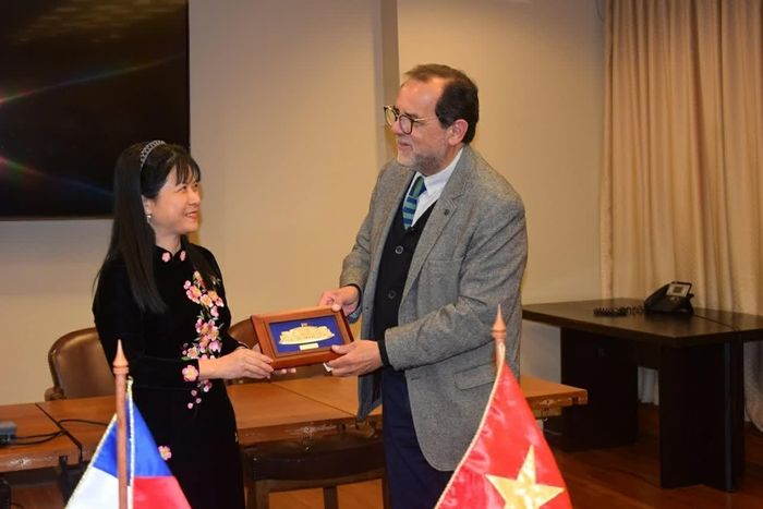 Trưởng đoàn Tạ Thị Yên và Chủ tịch Ủy ban Hiến pháp Chile. (Nguồn: Đại sứ quán Việt Nam tại Chile)